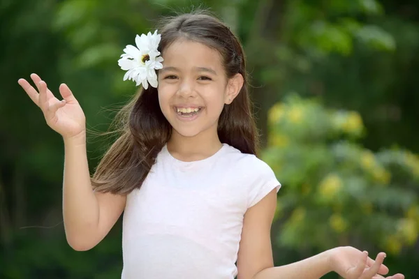 Schöne vielfältige Jugend und Glück mit einem Gänseblümchen — Stockfoto