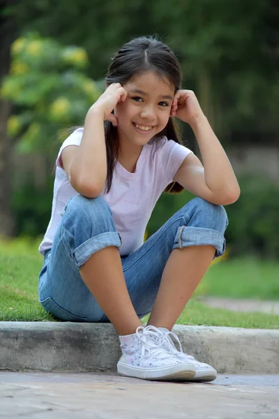 Šťastné děvčátko dítě sezení — Stock fotografie