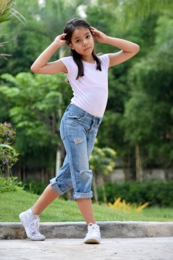 Güzel Azınlık Ergen Dans Ayakta