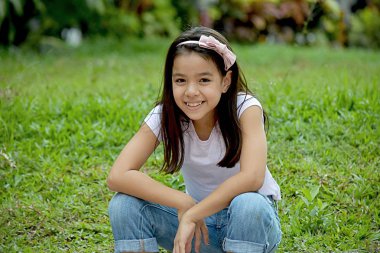 Gülümseyen bir Filipina kız