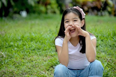 Shouting Petite Filipina Kadın