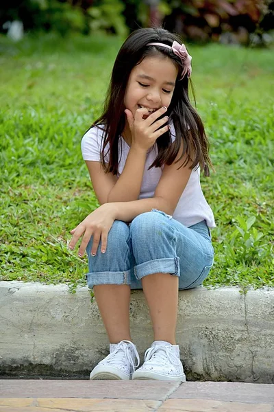 Jong Aziatisch meisje en verlegenheid — Stockfoto