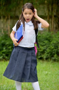 Stres Altındaki Öğrenci Çocuk Not Defterli Üniforma Giyiyor