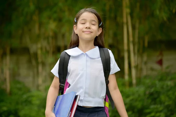 Enfant fille étudiant avec les yeux fermés portant l'uniforme — Photo