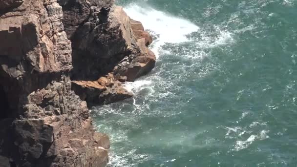 岩に対する海の波 — ストック動画