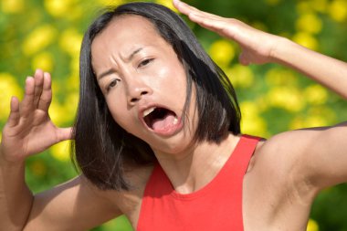 Kadın Komik Yüzler Yapıyor