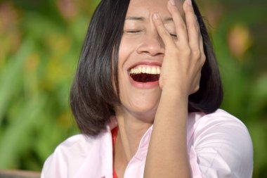 Bir Kadın Ve Kahkaha