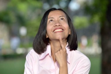 Düşünceli Yetişkin Bir Kadın