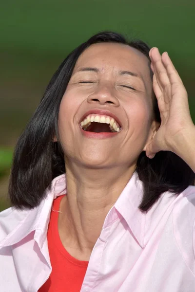 Ungdomlig kvinna och skratt — Stockfoto