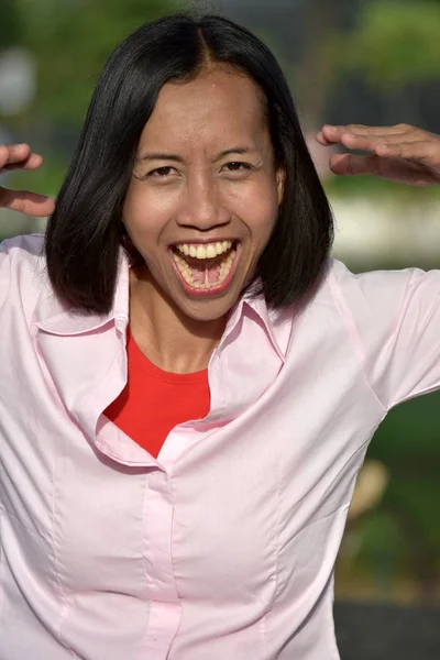 En skrämmande asiatisk kvinna — Stockfoto