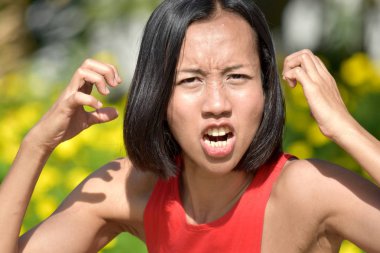 Endişeli Çekici Asyalı Kadın