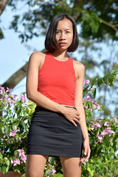 Неэмоциональная молодая азиатская женщина — стоковое фото