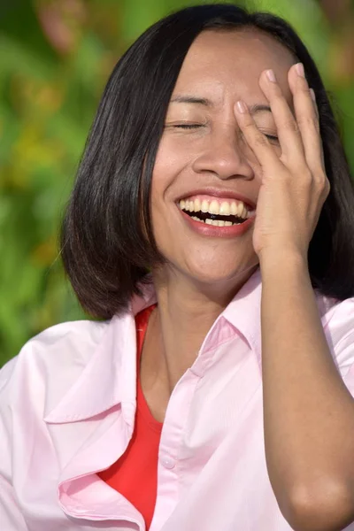 Unga skiftande kvinnliga skrattar — Stockfoto
