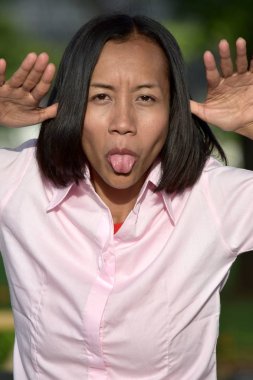 Genç Azınlık Yetişkin Kadın Yapma Komik Yüzler