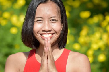 Genç Asyalı kadın dua