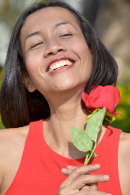 Gül ile Gülümseyen Çekici Azınlık Kadın