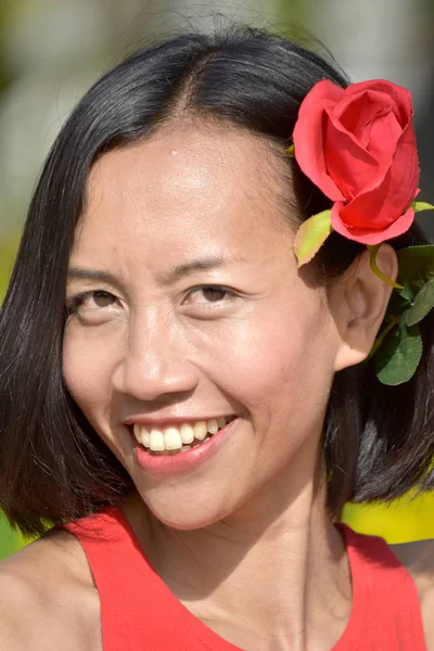 Mooie Filipina vrouw portret met een bloem — Stockfoto