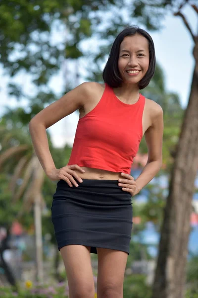 Uma fêmea asiática sorridente — Fotografia de Stock