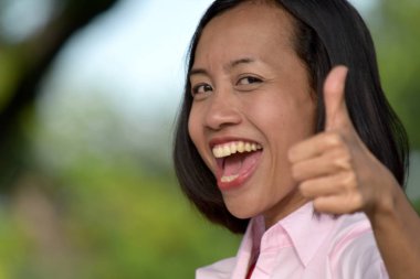 Başparmak yukarıya ile çekici erkek