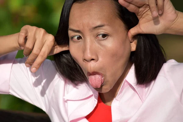 Aziatische volwassen vrouw maken grappig gezichten — Stockfoto