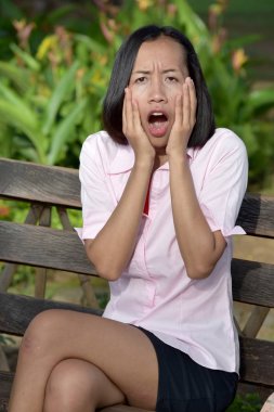 Ürküyor bir kadın kadın