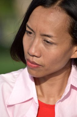 Ciddi Güzel Çeşitli Kadın