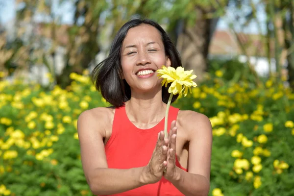 Bir çiçek Ile mutlu kadın kadın