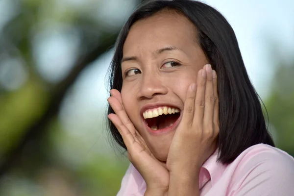 Wunderschöne, vielfältige Frau überrascht — Stockfoto