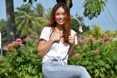 Başparmak yukarıya ile çeşitli yetişkin kadın