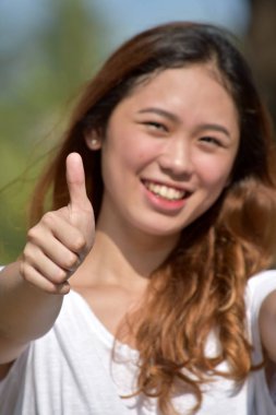 Genç azınlık kadın thumbs up
