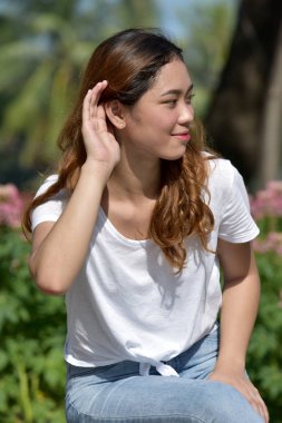 Dinleme bir Asyalı kadın