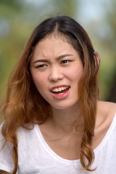 Egy boldogtalan Filipina nő — Stock Fotó