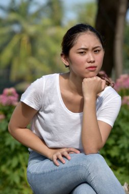 Çekici Azınlık Kadını Düşünüyor