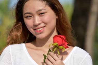 Gülümseyen Genç Bir Kadın