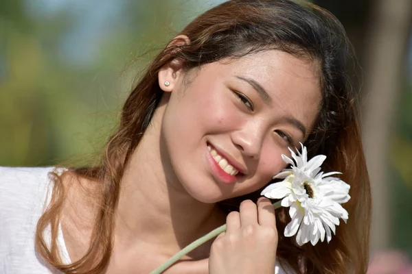 Šťastná rozmanitá ženská žena s květinou — Stock fotografie