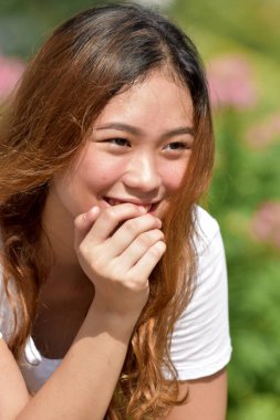 Genç Filipinli Kadın Bir Karar verme