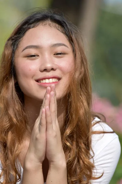 Молодий азіатські жінки молитися — стокове фото