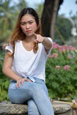 Çekici bir kadın işaret