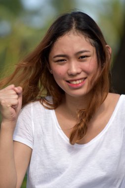 Bir Proud Filipina kişi