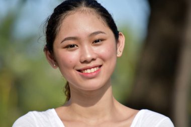 Gülümseyen güzel azınlık erkek