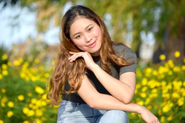 Uzun saçlı Pretty Asyalı Kadın