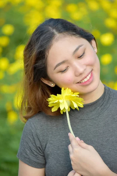 Heureuse jeune Philippine Femme femelle avec une marguerite — Photo