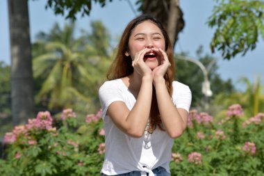 Genç azınlık kadın bağırıyor