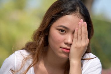 Utanç Genç Asyalı Kişi