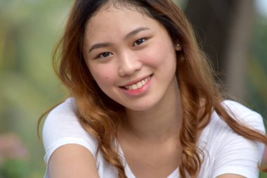 Gülümseyen genç azınlık erkek