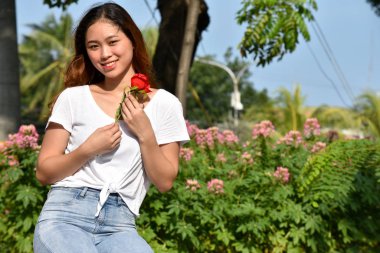 Filipinli Kadın Ve Mutluluk Bir Çiçek ile