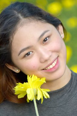 Güzel Asyalı Kadın Bir Papatya ile Gülümseyen