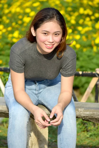 Jovem Filipina Feminino Sorrindo — Fotografia de Stock