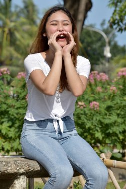 Genç çeşitli kadın bağırarak