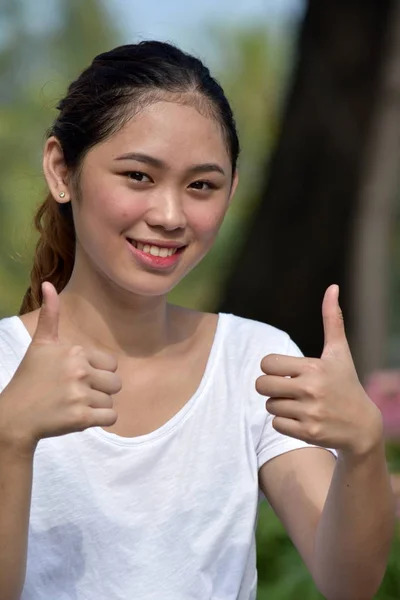 Jovem Filipina Adulto Feminino com polegares para cima — Fotografia de Stock